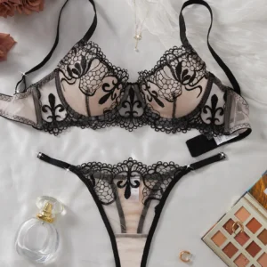 sous-vêtement mode érotique sexy avec Broderie double sur des coupes , effet lingerie en résille transparente à trois pièces