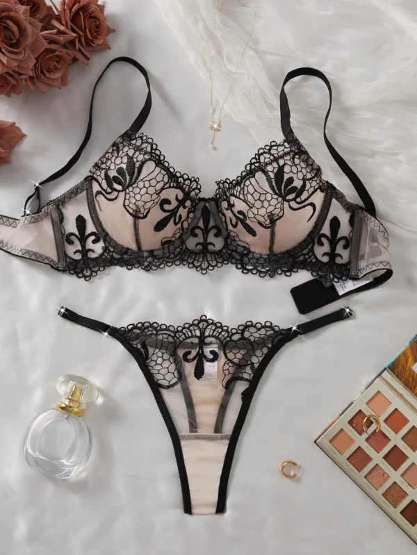 sous-vêtement mode érotique sexy avec Broderie double sur des coupes , effet lingerie en résille transparente à trois pièces