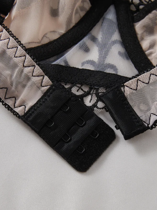 sous-vêtement mode érotique sexy avec Broderie double sur des coupes , effet lingerie en résille transparente à trois pièces – Image 4