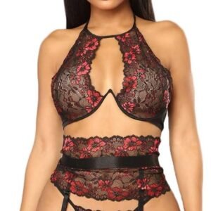 Un porte-jarretelles en dentelle assorti, intégré à la culotte taille haute.